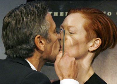 Самые смешные и неловкие поцелуи звезд