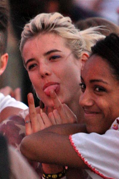 От звезд до политиков: нецензурные жесты знаменитостей