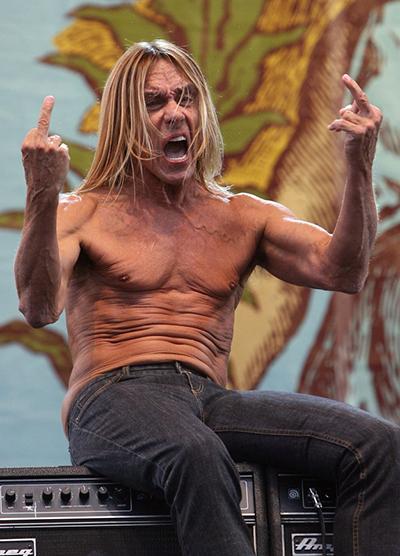 От звезд до политиков: нецензурные жесты знаменитостей