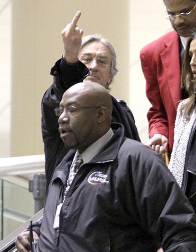 От звезд до политиков: нецензурные жесты знаменитостей