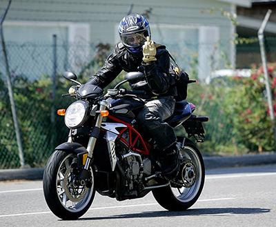 От звезд до политиков: нецензурные жесты знаменитостей