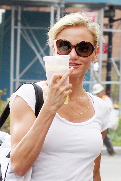 От звезд до политиков: нецензурные жесты знаменитостей