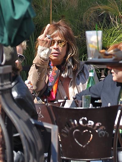 От звезд до политиков: нецензурные жесты знаменитостей