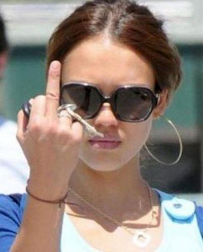 От звезд до политиков: нецензурные жесты знаменитостей