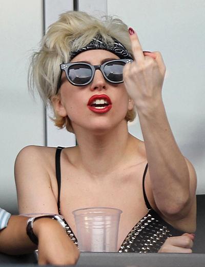 От звезд до политиков: нецензурные жесты знаменитостей