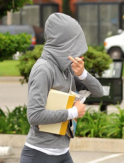 От звезд до политиков: нецензурные жесты знаменитостей