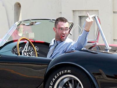 От звезд до политиков: нецензурные жесты знаменитостей