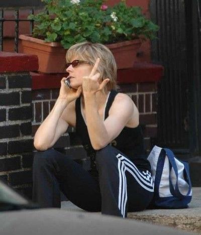 От звезд до политиков: нецензурные жесты знаменитостей