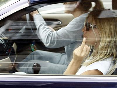 От звезд до политиков: нецензурные жесты знаменитостей