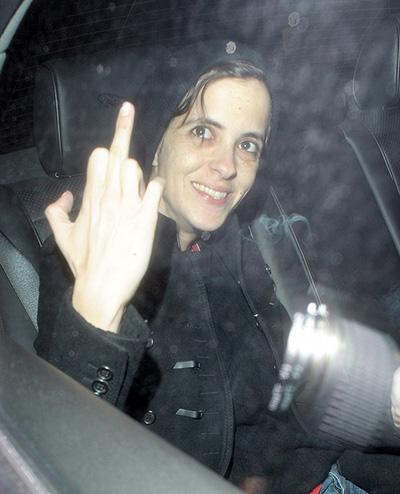 От звезд до политиков: нецензурные жесты знаменитостей