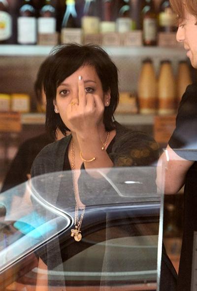 От звезд до политиков: нецензурные жесты знаменитостей