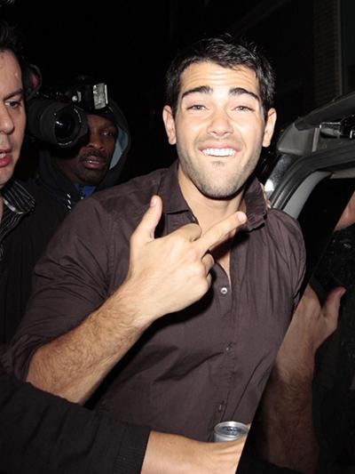 От звезд до политиков: нецензурные жесты знаменитостей