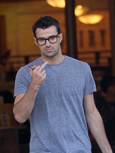 От звезд до политиков: нецензурные жесты знаменитостей