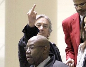 От звезд до политиков: нецензурные жесты знаменитостей