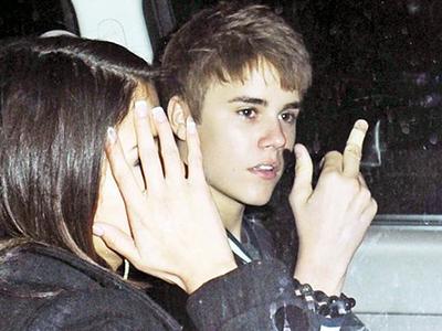 От звезд до политиков: нецензурные жесты знаменитостей