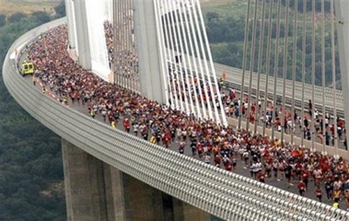 Бегуны соревновались на мосту превышающем Эйфелеву башню