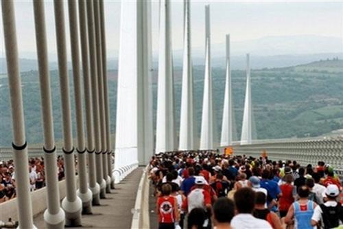 Бегуны соревновались на мосту превышающем Эйфелеву башню