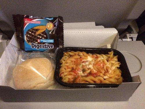Как кормят пассажиров в разных авиокомпаниях мира