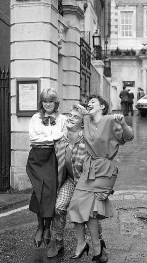 Редкие снимки знаменитостей, где они дурачатся как дети