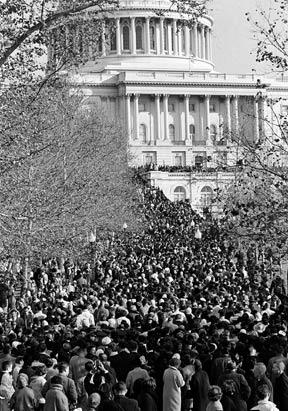 Самые многочисленные похороны современности