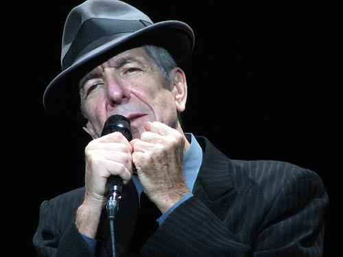Леонард Коэн (Leonard Cohen), 78 лет
Место рождения: МонреальИзвестность: в 1984 году мир увидел один из крупнейших коэновских хитов — песню Hallelujah («Аллилуйя») с альбома Various Positions («Разнообразные позиции»).  Песня звучит в фильмах «Оружейный барон», «Шрек», «Хранители», «Босиком по мостовой» (в последнем — в исполнении Ри Гарви), «Воспитатели» и сериалах «Мыслить как преступник», «Клиника» и «Доктор Хаус». Также эта песня прозвучала на открытии Олимпиады-2010 в Ванкувере в исполнении K.D. Lang.
Невероятно, но факт: Леонард Коэн упоминается в песне «Pennyroyal Tea» группы Nirvana.