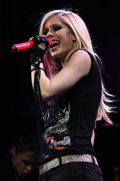 Аврил Лавин (Avril Lavigne), 28 лет
Место рождения: Беллевилль, Онтарио
Известность: выпустила свой первый альбом «Let Go» в 17 лет и ввела моду на скейтерские шаровары.
Невероятно, но факт: в 14 выиграла местный радиоконкурс и выступила на сцене с Шанайей Твейн.