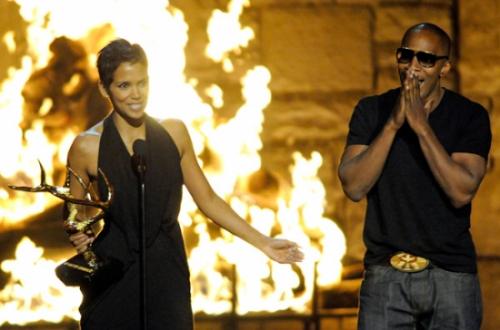 Холли Берри на сцене схватила Джеймса Фокса за причинное место