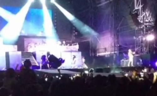 Безумная любовь: самые известные случаи нападения фанатов на знаменитостей