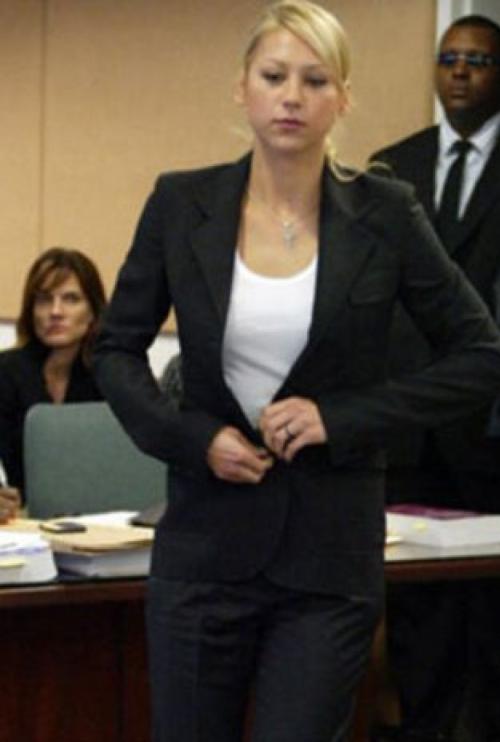 Безумная любовь: самые известные случаи нападения фанатов на знаменитостей