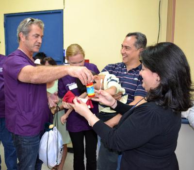 Мел Гибсон навестил больных детей