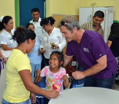 Мел Гибсон навестил больных детей