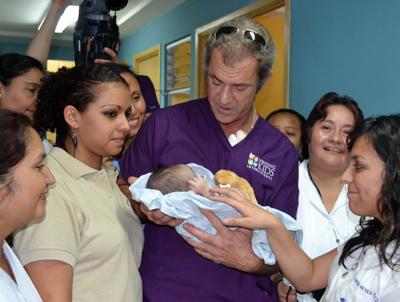 Мел Гибсон навестил больных детей