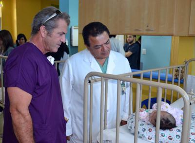 Мел Гибсон навестил больных детей