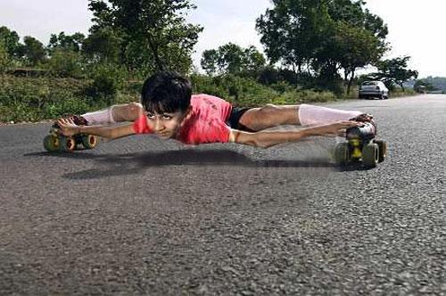 Гуттаперчивый мальчик проезжает под автомобилем