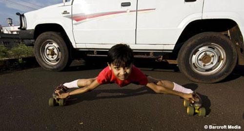 Гуттаперчивый мальчик проезжает под автомобилем