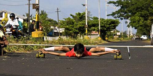Гуттаперчивый мальчик проезжает под автомобилем