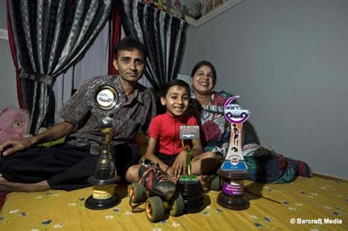 Гуттаперчивый мальчик проезжает под автомобилем