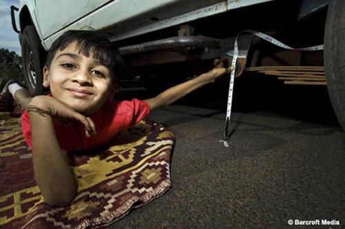 Гуттаперчивый мальчик проезжает под автомобилем