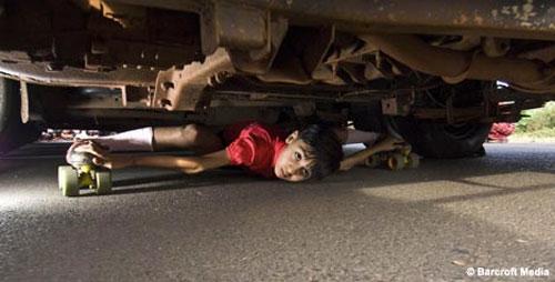 Гуттаперчивый мальчик проезжает под автомобилем