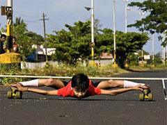 Гуттаперчивый мальчик проезжает под автомобилем