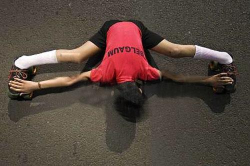 Гуттаперчивый мальчик проезжает под автомобилем