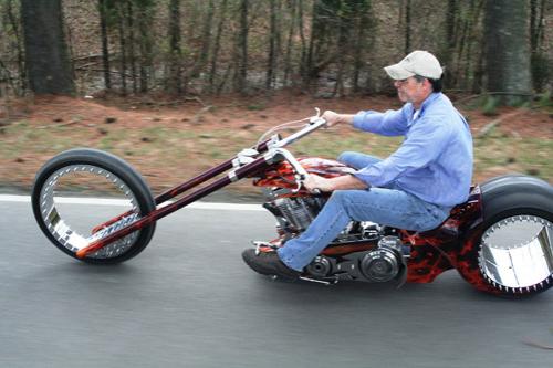 Мотоцикл выехал на колесах без спиц и дисков