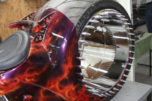 Мотоцикл выехал на колесах без спиц и дисков