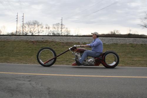 Мотоцикл выехал на колесах без спиц и дисков