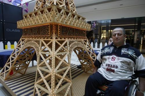 Инвалид-колясочник построил Эйфелеву башню