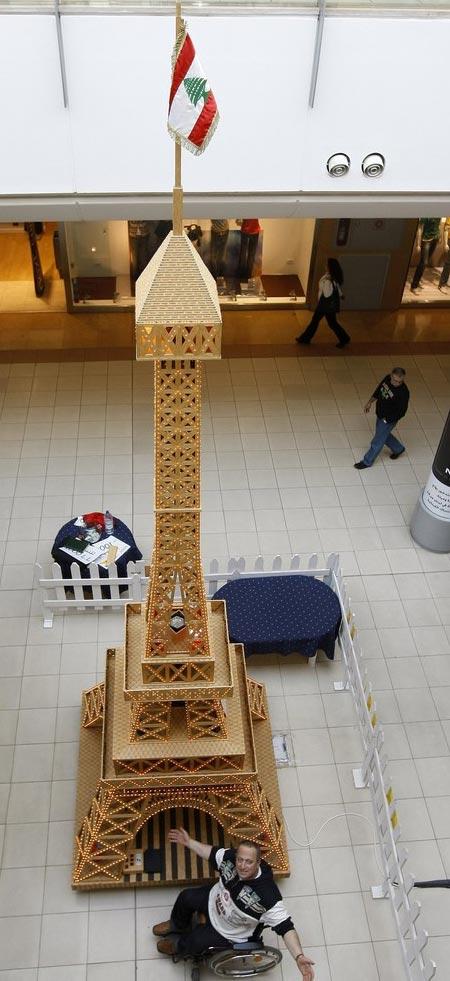 Инвалид-колясочник построил Эйфелеву башню