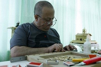 Инвалид-колясочник построил Эйфелеву башню