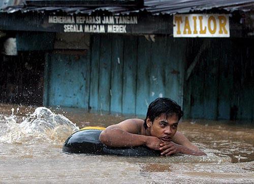В Индонезии проливные дожди утопили город