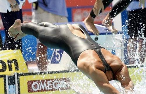 Рики Беренс из США порвал свой костюм, ныряя в бассейн на старте заплыва 4х100 м.