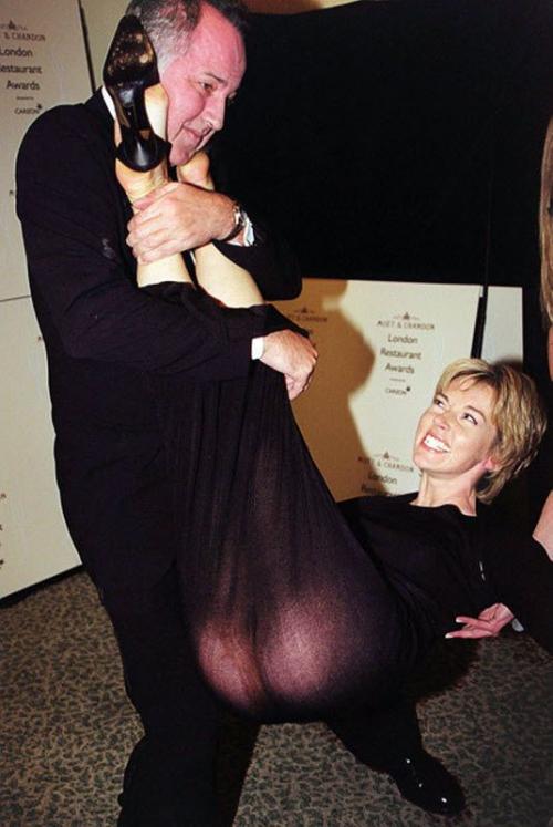 Когда ТВ-ведущая Мэри Найтингейл выбирала платье, она не знала, что Майкл Бэрримор вдруг решит поднять ее…вверх ногами.
